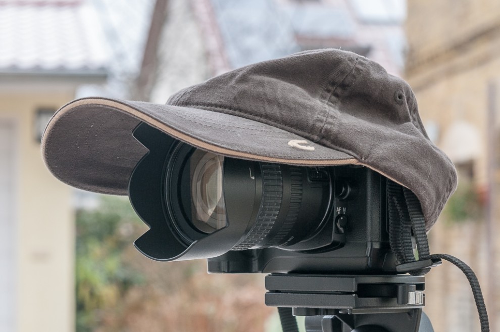 Kamera mit Basecap als Regenschutz