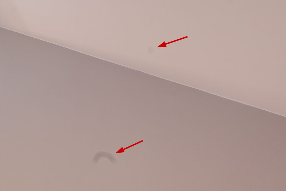 In der Vergrößerung werden Staub und Fusel auf dem Sensor sichtbar.