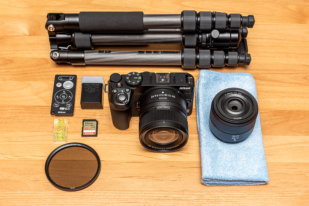 Basisausrüstung Kamera Nikon Z 30, Objektiv Nikkor 12-28, Objektiv Nikkor 40, Stativ Rollei Traveller No.1 Carbon, Reserve-Akku, Bluetooth-Fernauslöser, Kamera-Wasserwaage, zweite Speicherkarte, Microfasertuch, Polarisationsfilter.