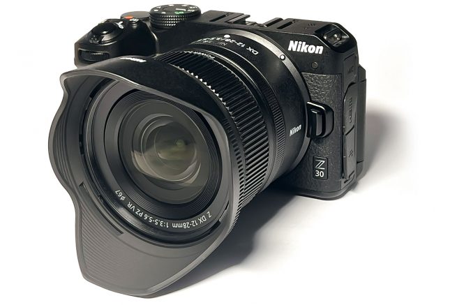 Nikon Z 30 mit Ultraweitwinkel-Zoom-Objektiv Nikkor Z 12-28
