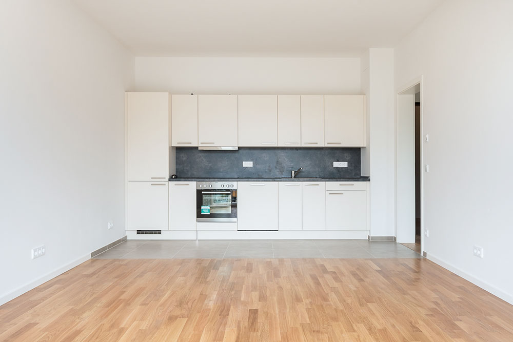 Nüchternes Dokumentationsfoto einer Wohnküche in zentraler Perspektive mit neutralen Farben. Nüchternes Dokumentationsfoto einer Wohnküche in zentraler Perspektive mit neutralen Farben.