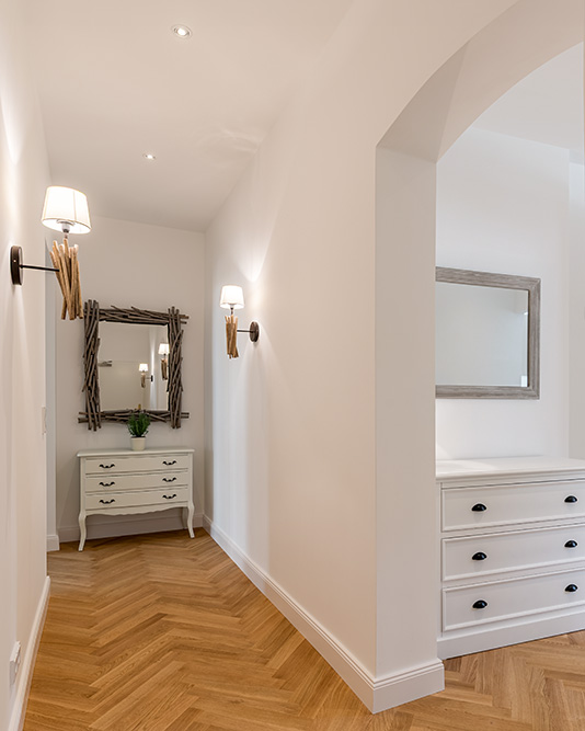Farbstich in Immobilienfotos Fußbodenreflexion an Wand und Decke