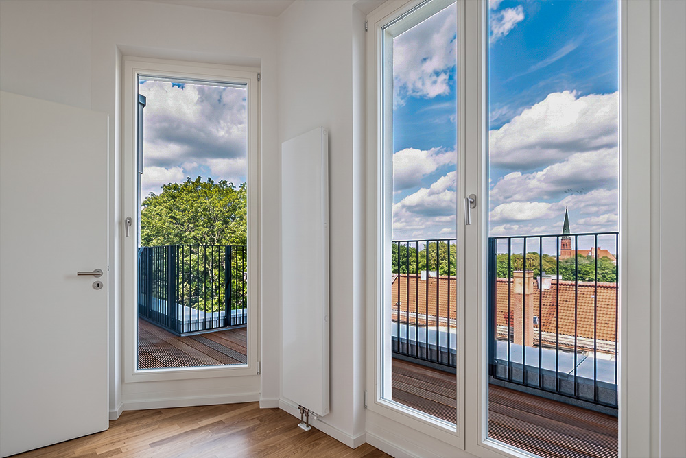Innenraum korrekt belichtet, Außenbereich auf korrekte Belichtung gespreizt. Das Ergebnis dieser HDR-Montagen ist unnatürlich.
