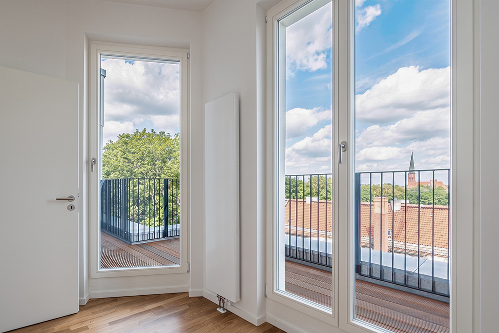 Innenraum korrekt belichtet, Außenbereich auf etwa 1 Lichtwert überbelichtet . Das Ergebnis dieser HDR-Montagen ist kommt natürlich herüber.