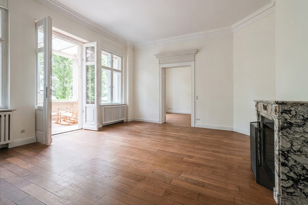 Leeres Wohnzimmer einer historischen Fabrikantenvilla am See.